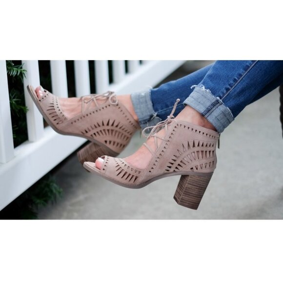 Vince Camuto Tarita Leather Cutout Lace Up Open Toe Sandals Red Women Size 8.5 - Picture 7 of 15